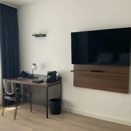 Am Schlosstheater 4*