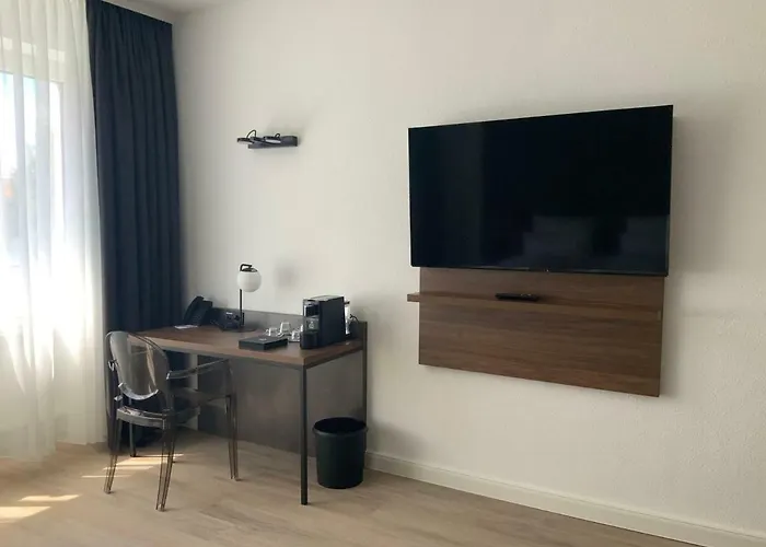 Am Schlosstheater 4*